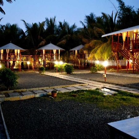 Oyo 81018 Moonlight Farm Stays Solapur Exterior photo