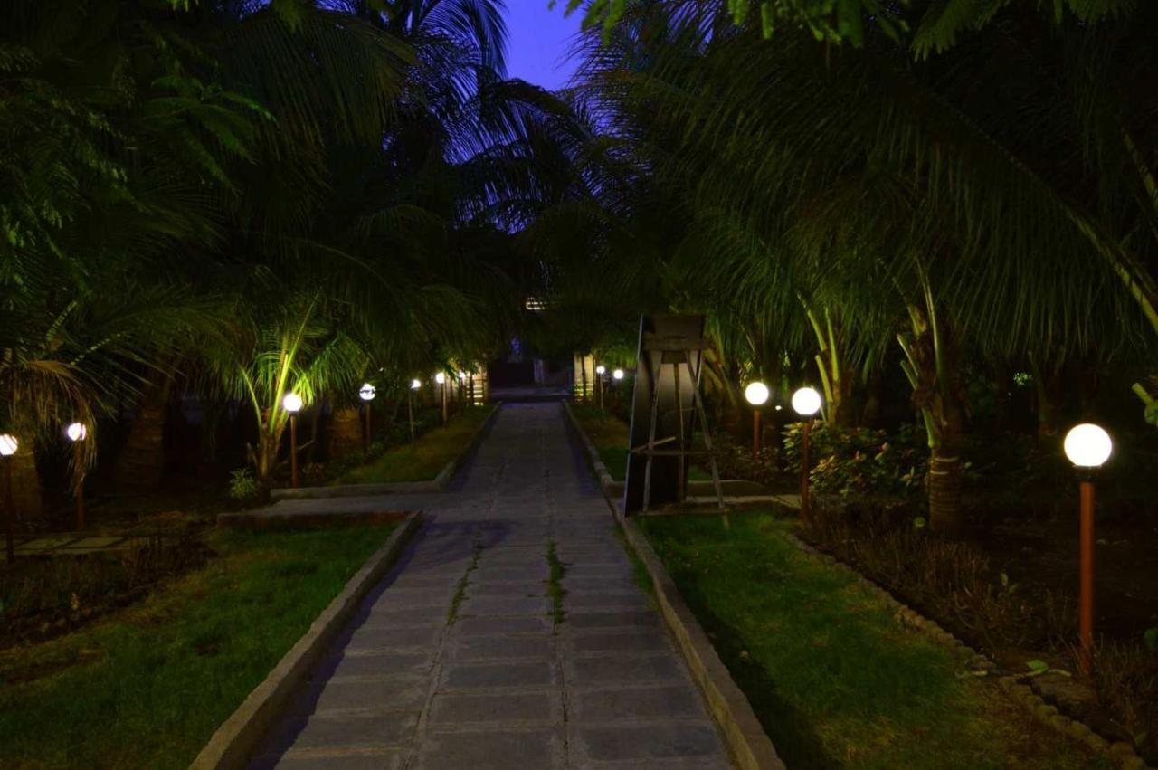 Oyo 81018 Moonlight Farm Stays Solapur Exterior photo